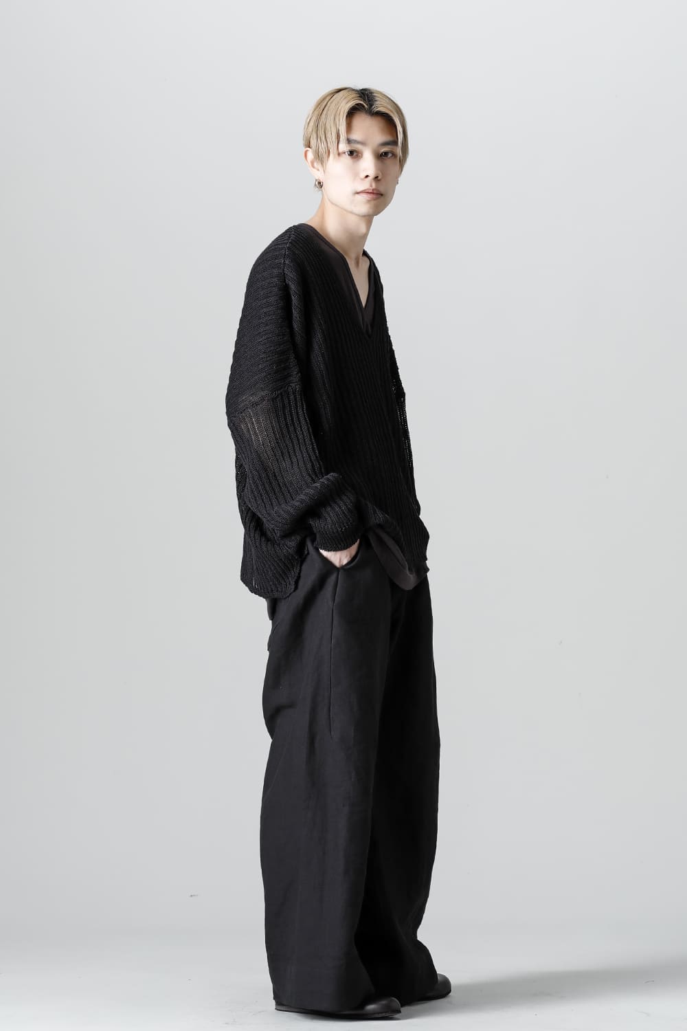 KNITTED V NECK BLACK