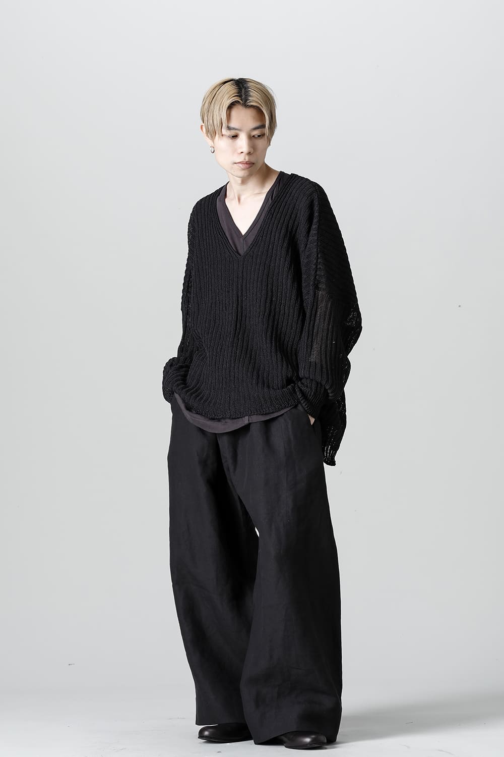 KNITTED V NECK BLACK