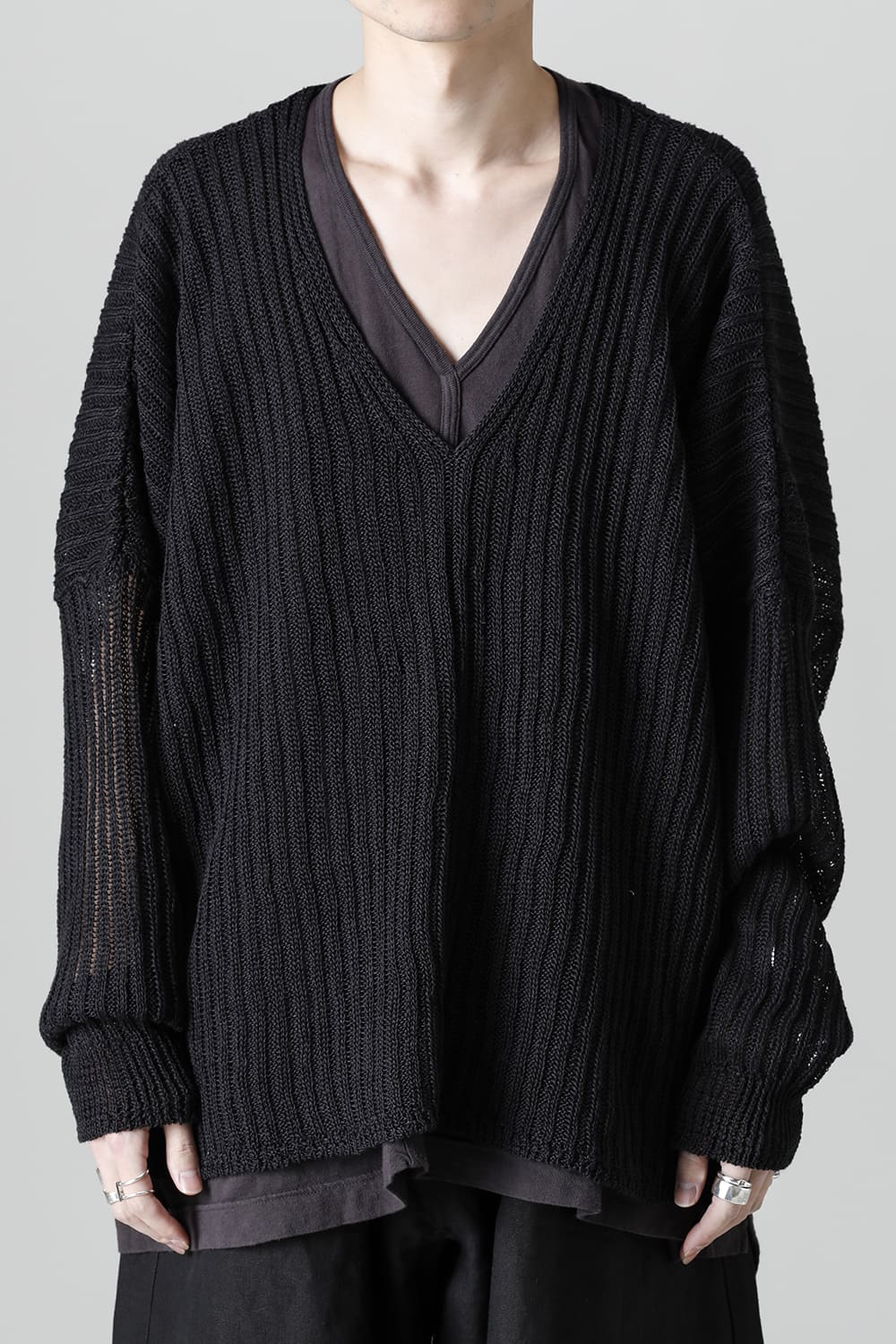 KNITTED V NECK BLACK