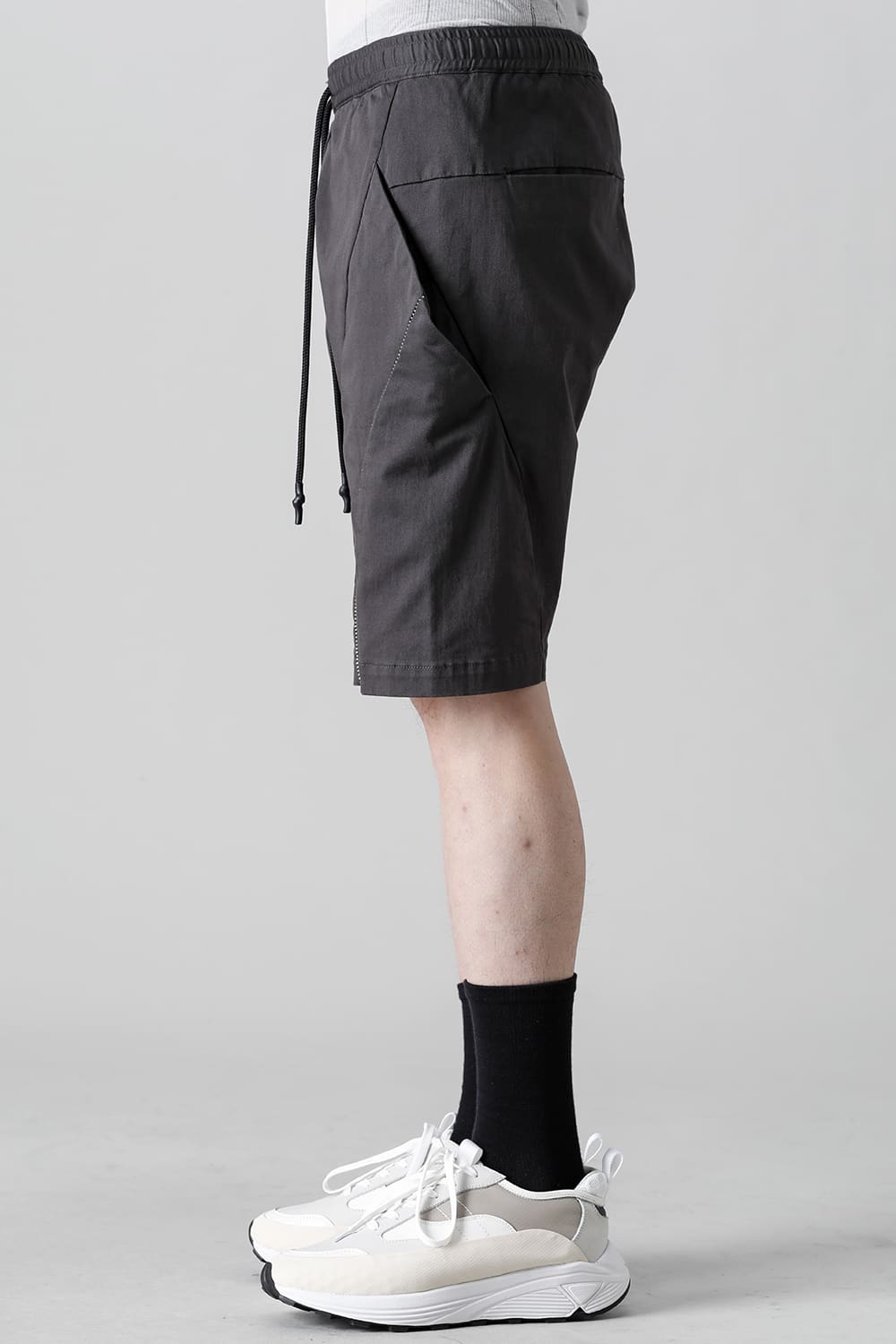 レヴォリューション ソリッド ショーツ Graphite Gray