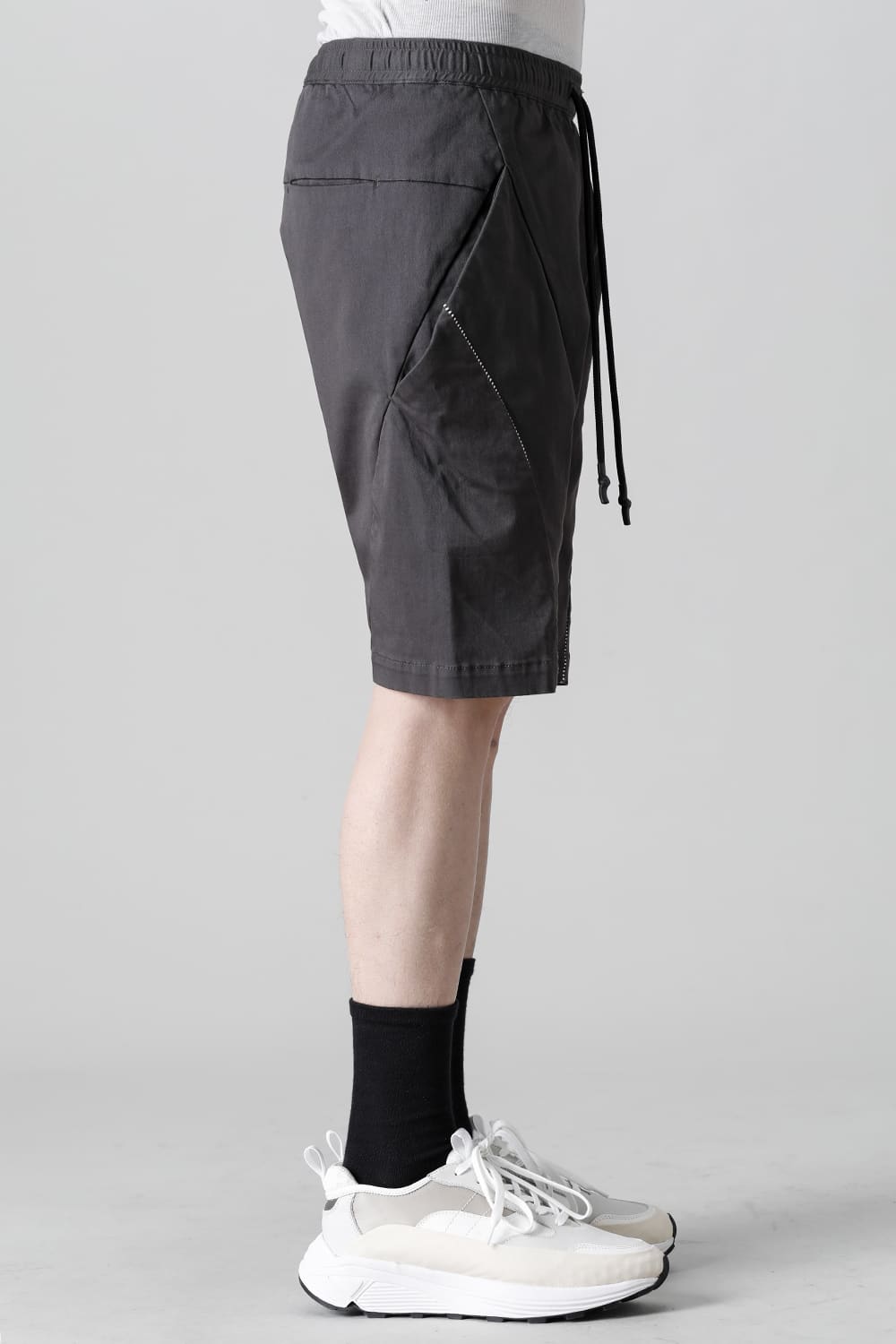 レヴォリューション ソリッド ショーツ Graphite Gray