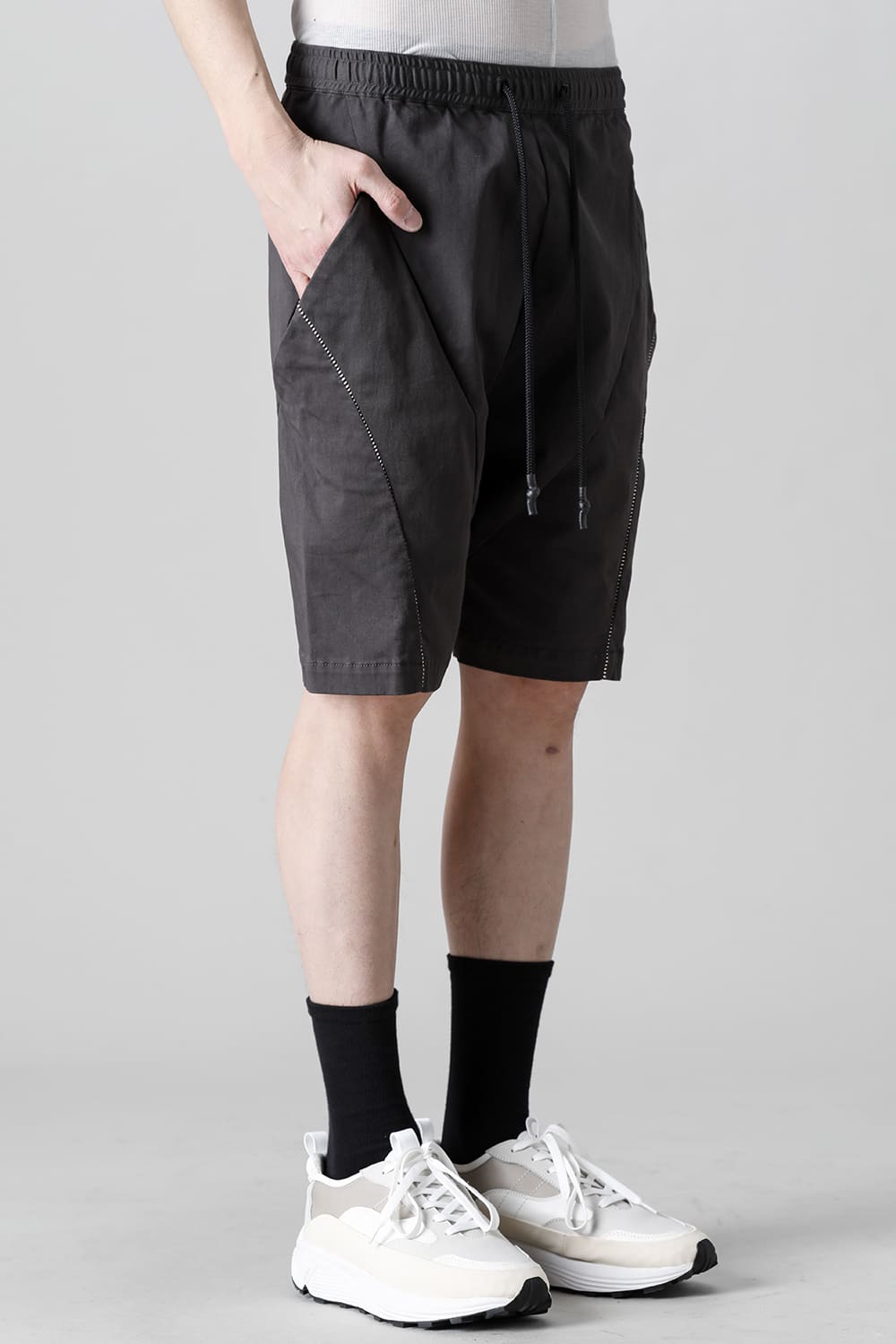 レヴォリューション ソリッド ショーツ Graphite Gray