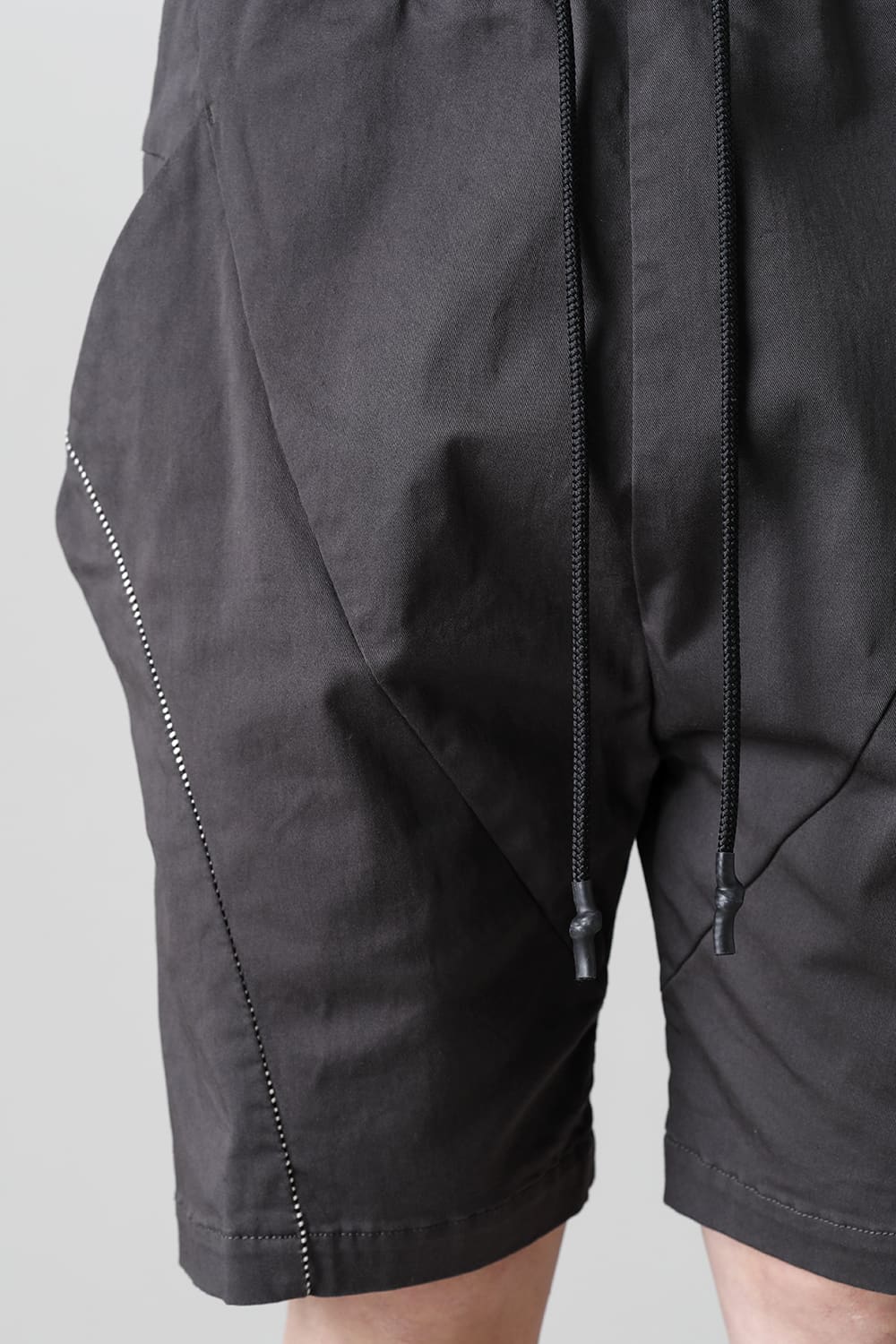 レヴォリューション ソリッド ショーツ Graphite Gray