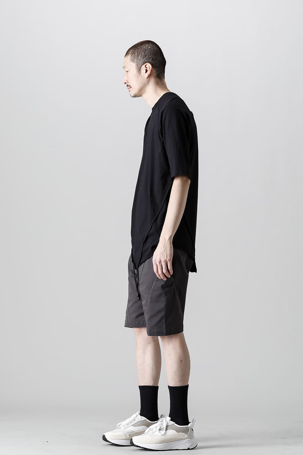 レヴォリューション ソリッド ショーツ Graphite Gray