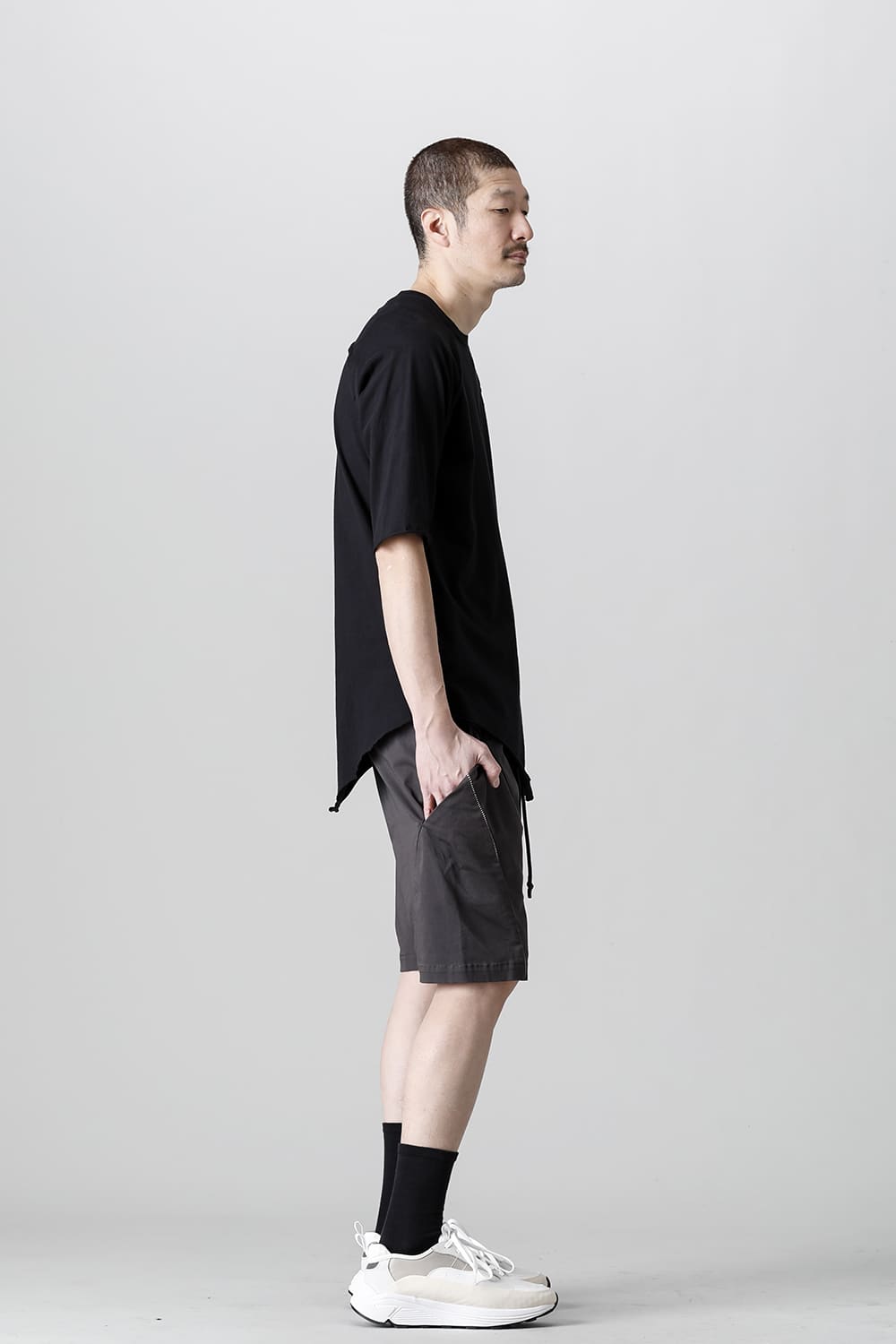 レヴォリューション ソリッド ショーツ Graphite Gray