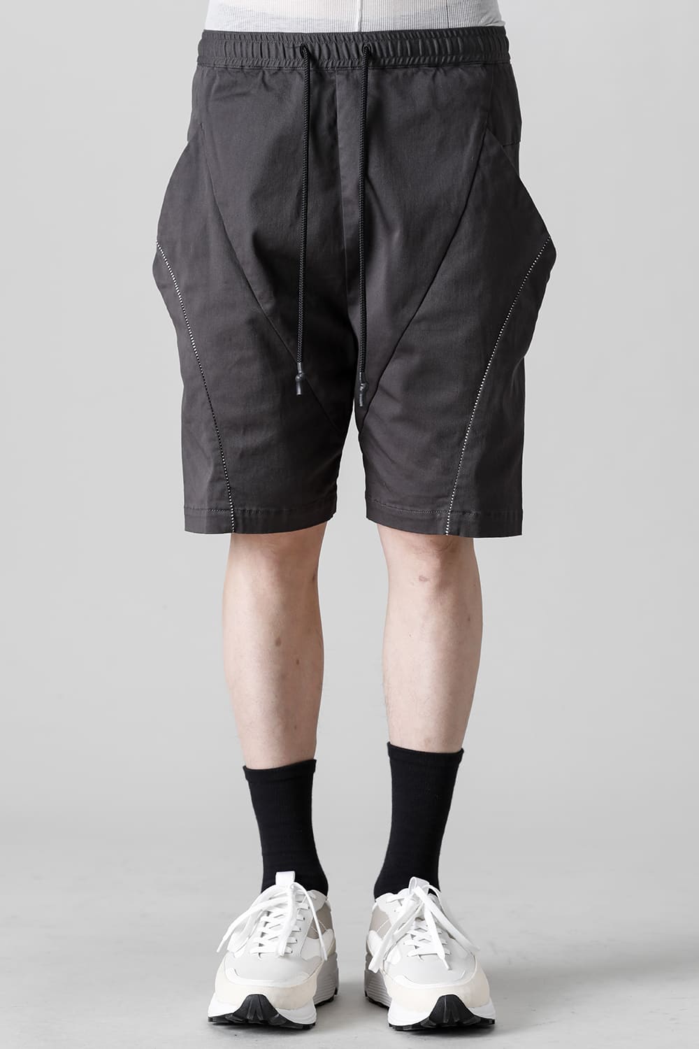 レヴォリューション ソリッド ショーツ Graphite Gray