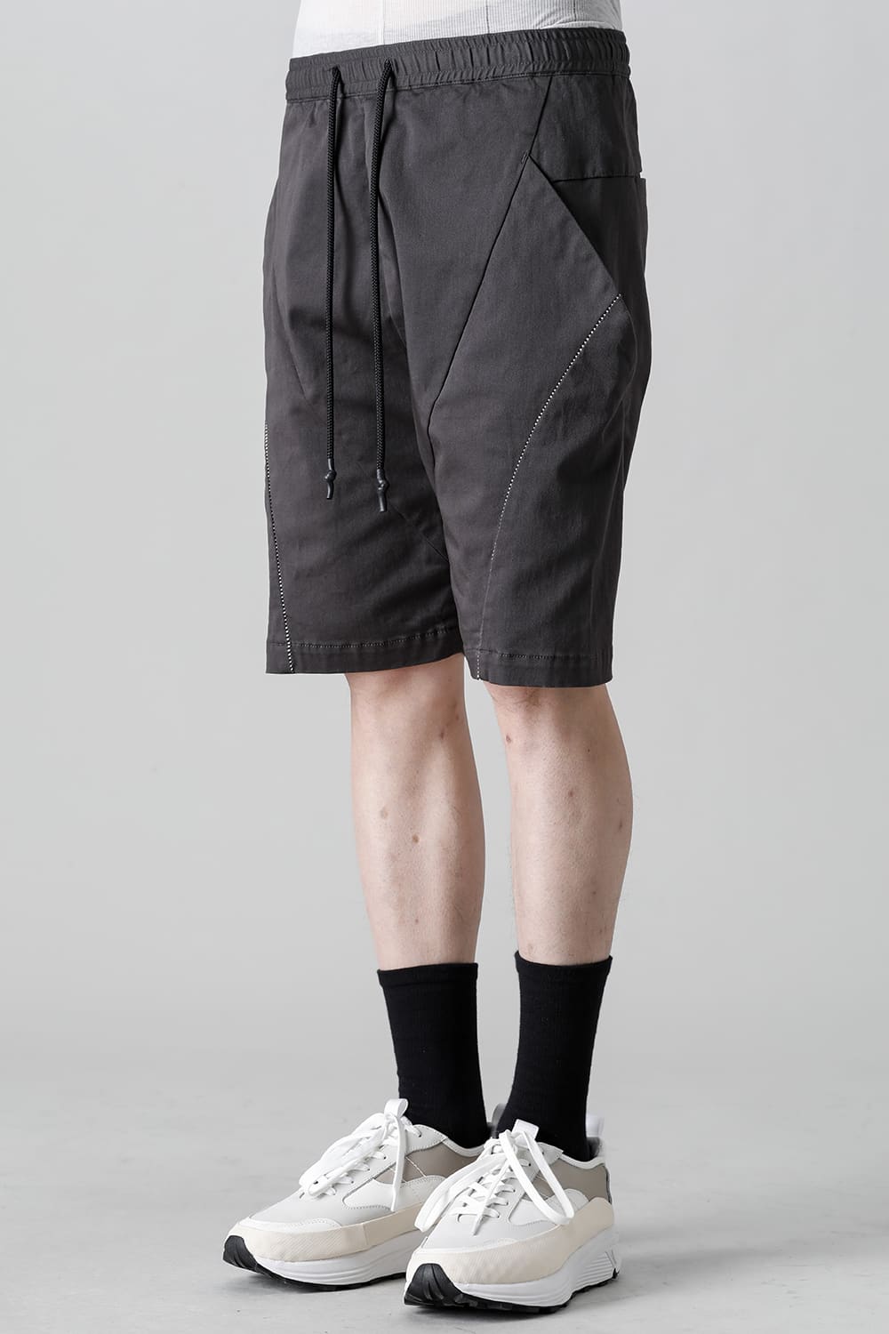 レヴォリューション ソリッド ショーツ Graphite Gray