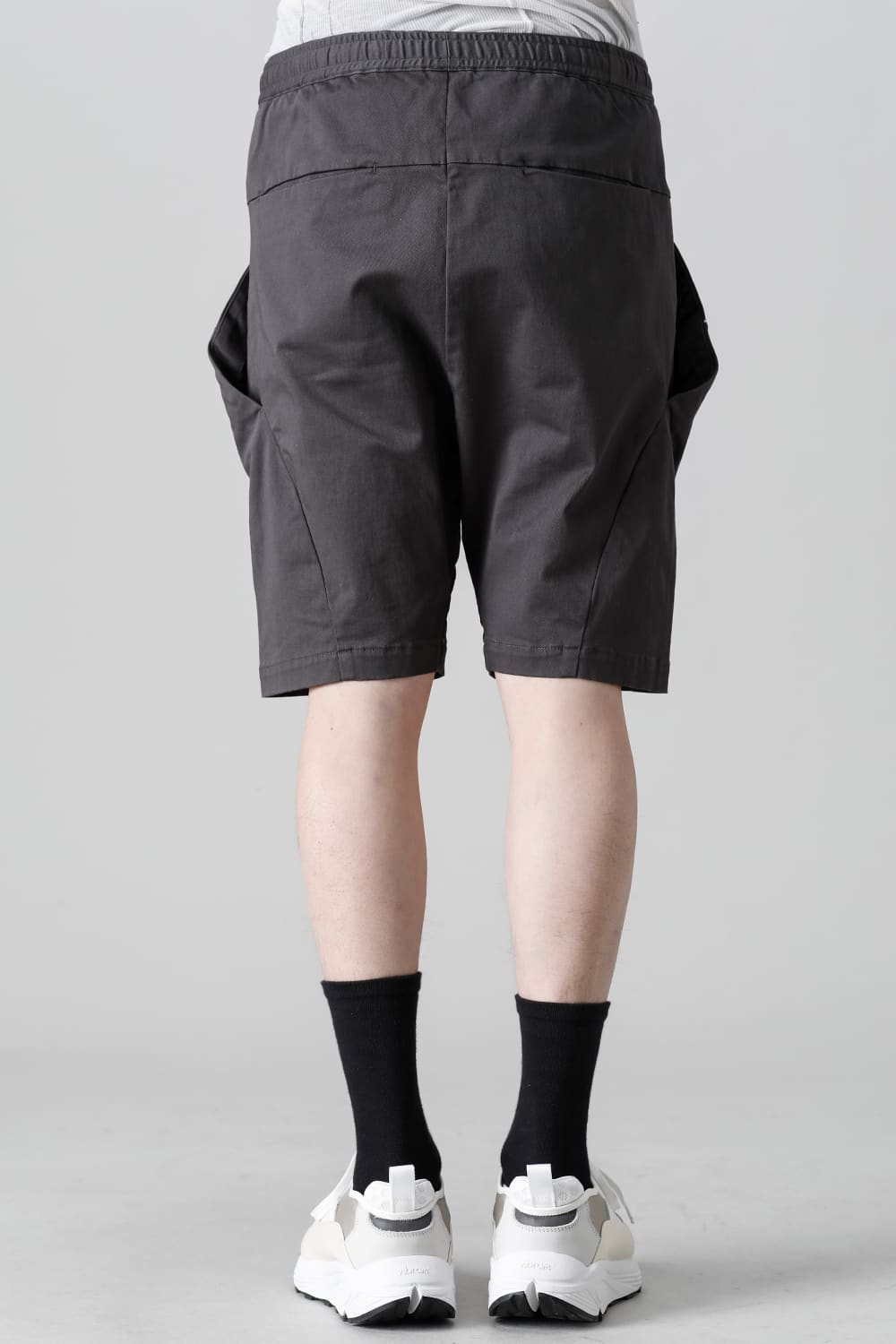 レヴォリューション ソリッド ショーツ Graphite Gray