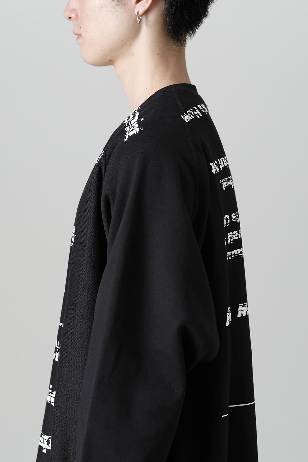 oversized crew neck sweatshirt. (pause≒play)