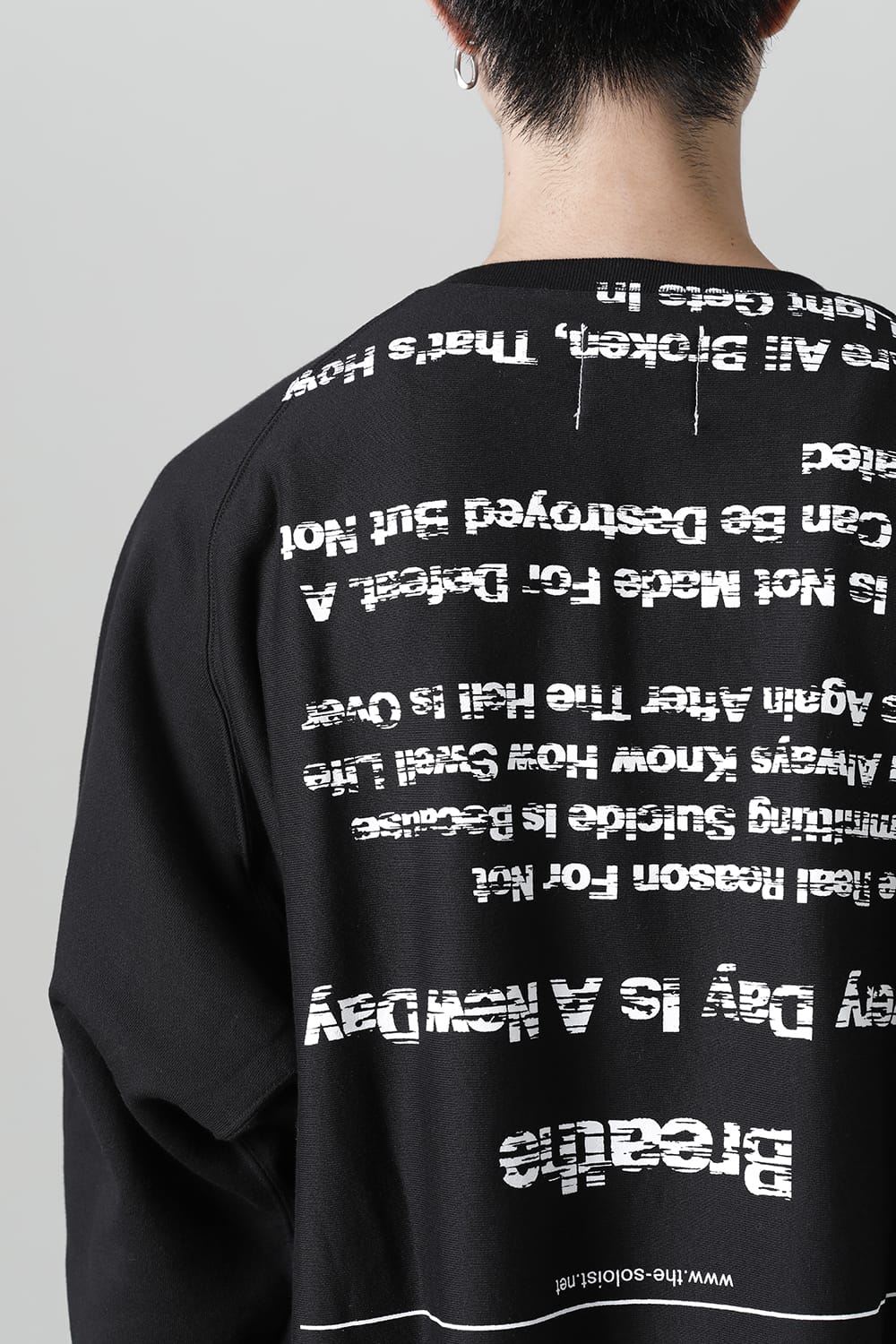 oversized crew neck sweatshirt. (pause≒play)