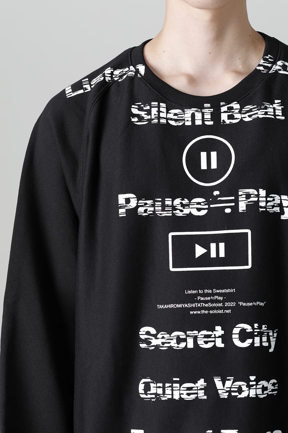 oversized crew neck sweatshirt. (pause≒play)