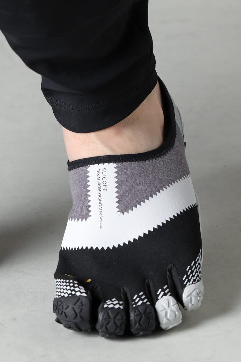 nin-sabo-soloist.(fivefinger slip on) Black