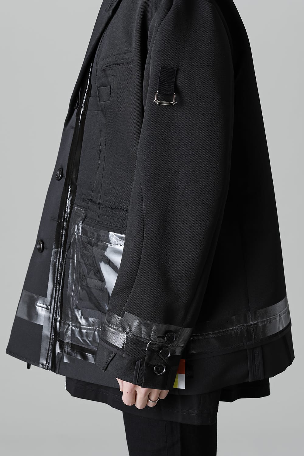 re-sized notched lapels jacket.