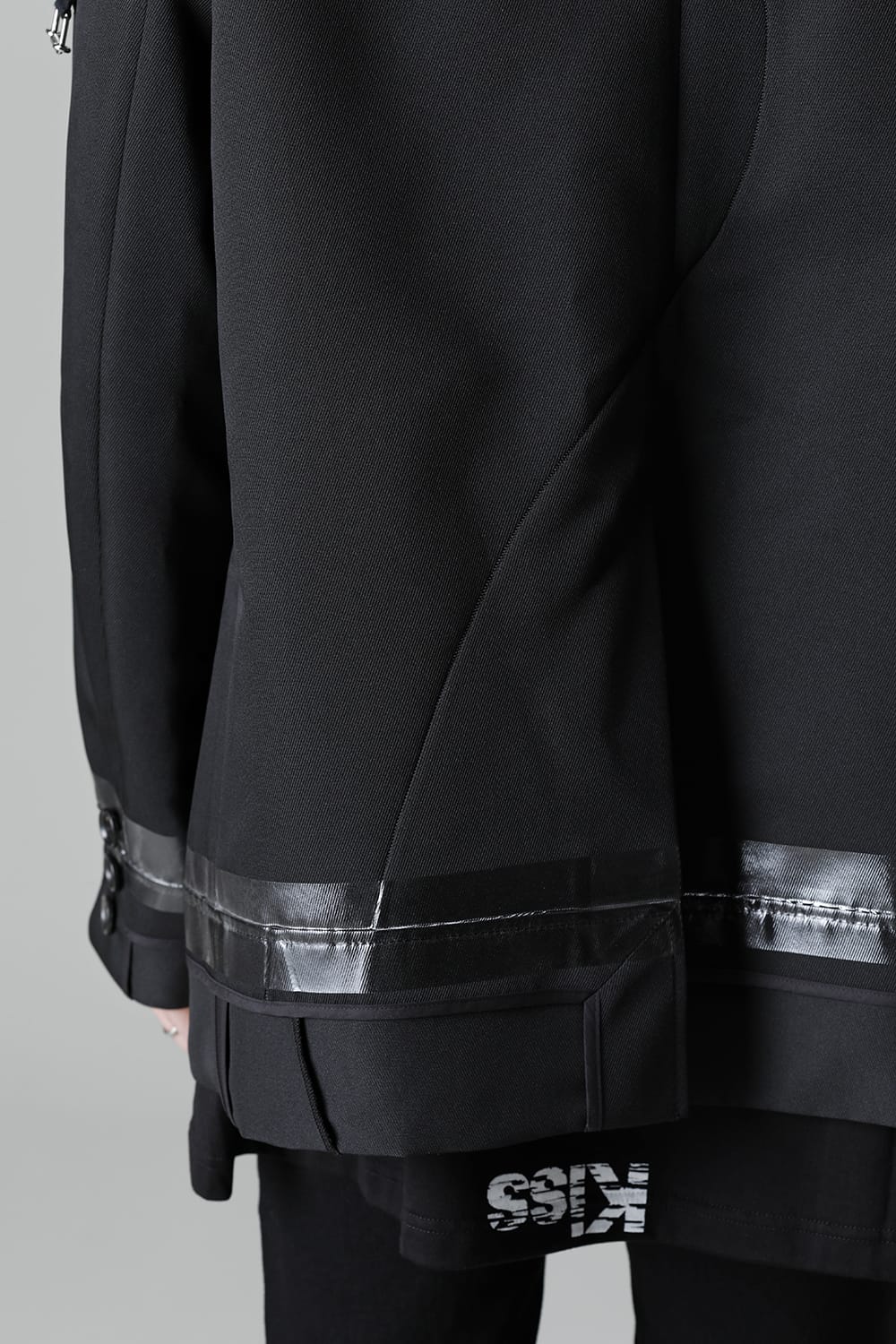 re-sized notched lapels jacket.