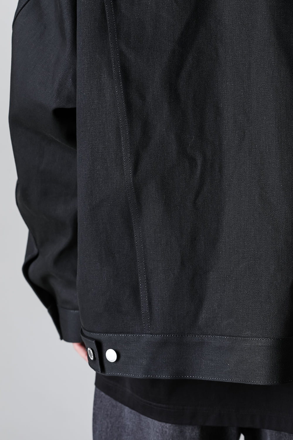 back gusset sleeve tracker jacket. black