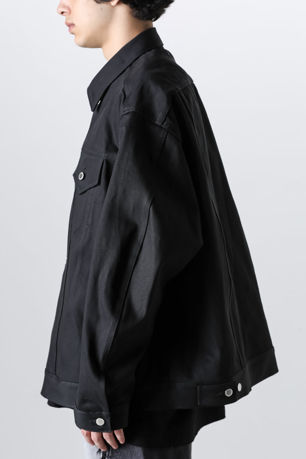 back gusset sleeve tracker jacket. black