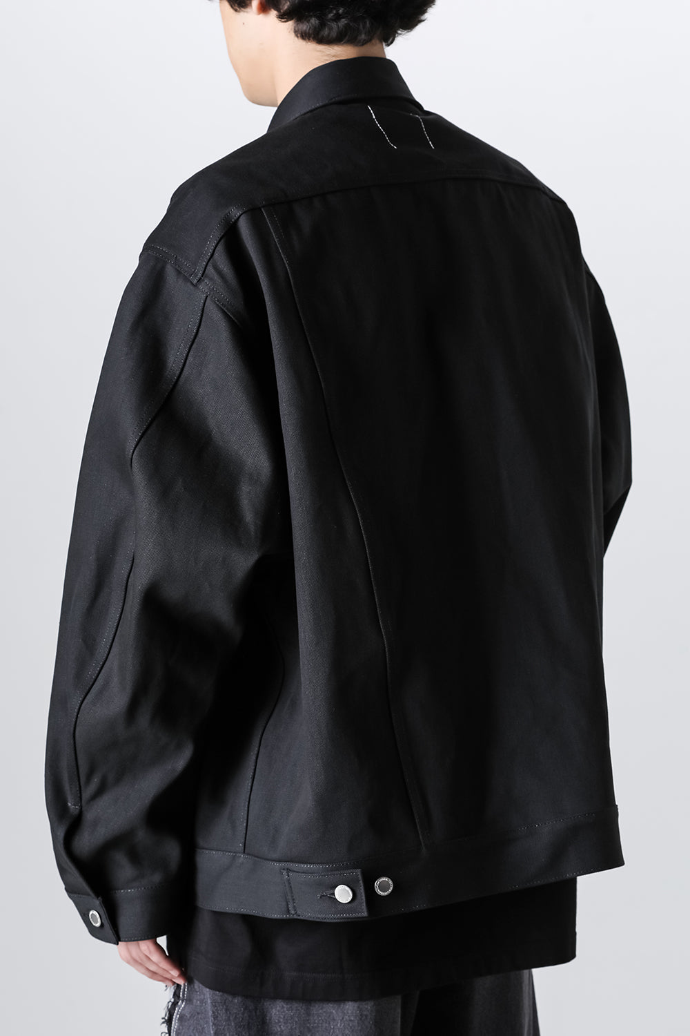 back gusset sleeve tracker jacket. black