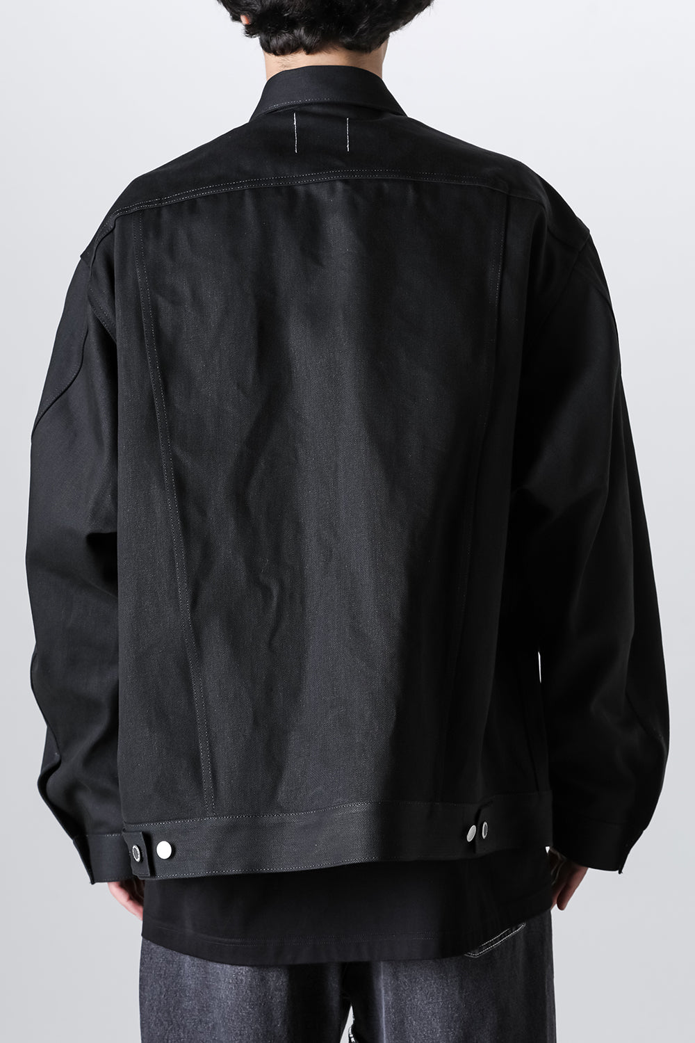 back gusset sleeve tracker jacket. black