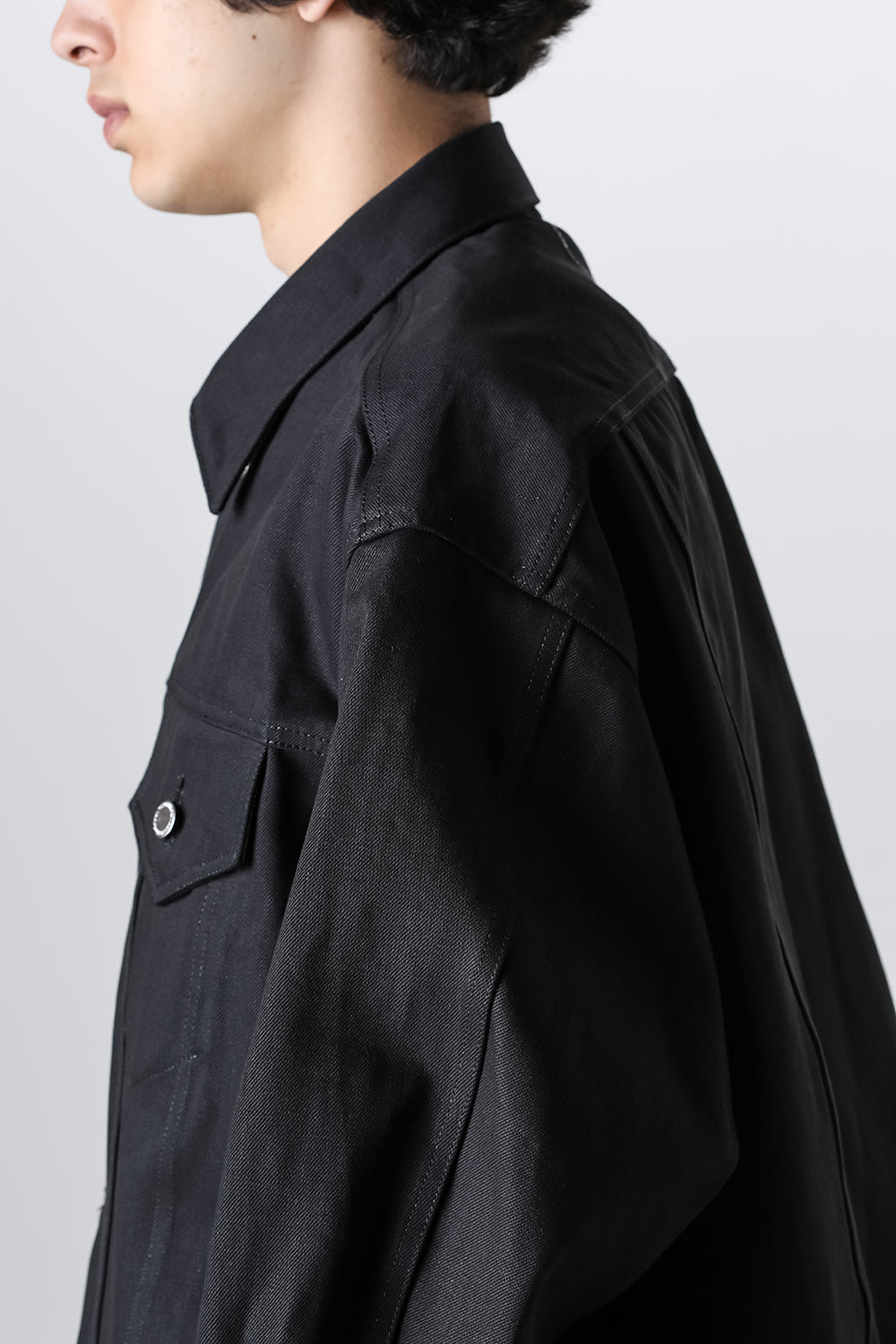 back gusset sleeve tracker jacket. black