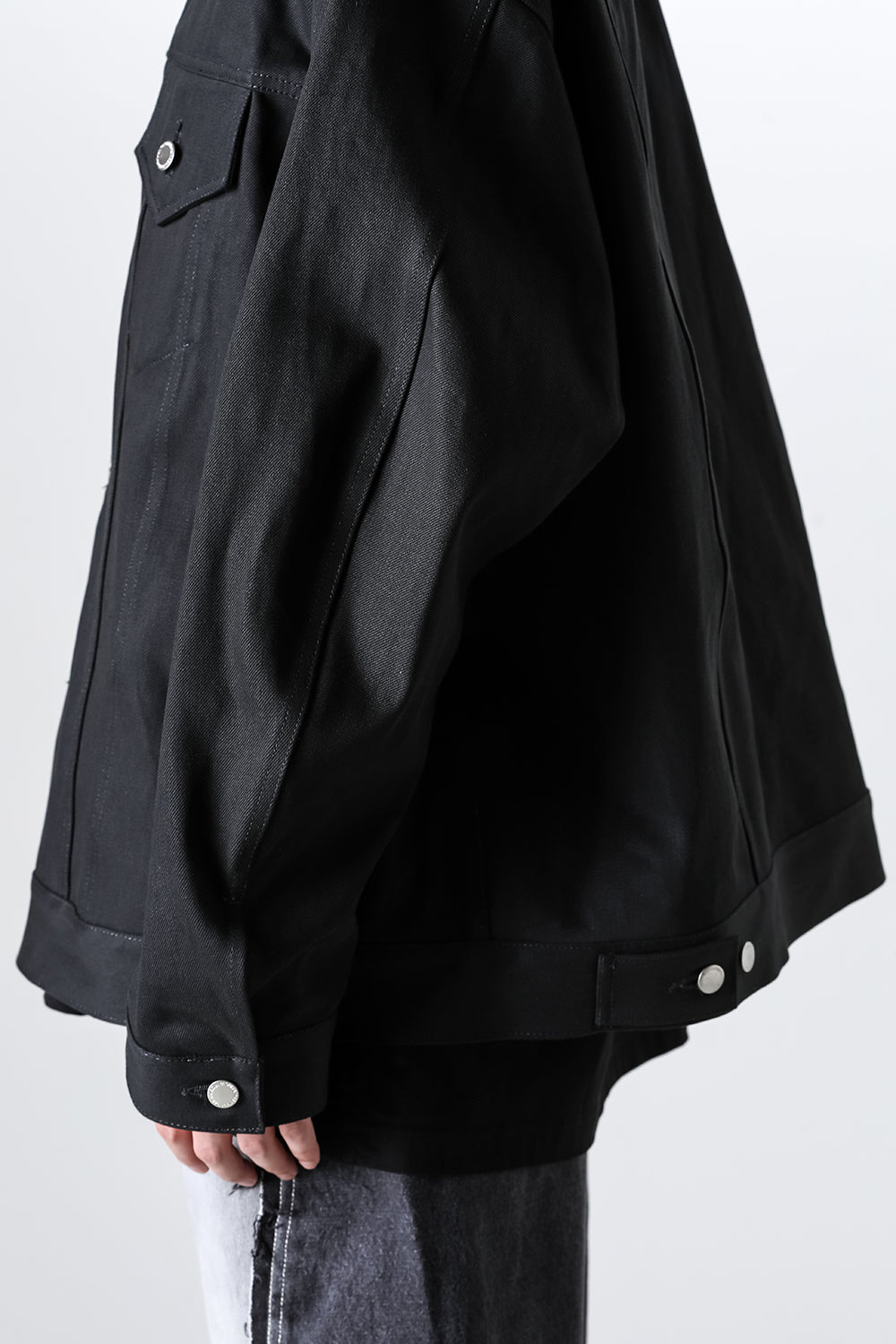 back gusset sleeve tracker jacket. black