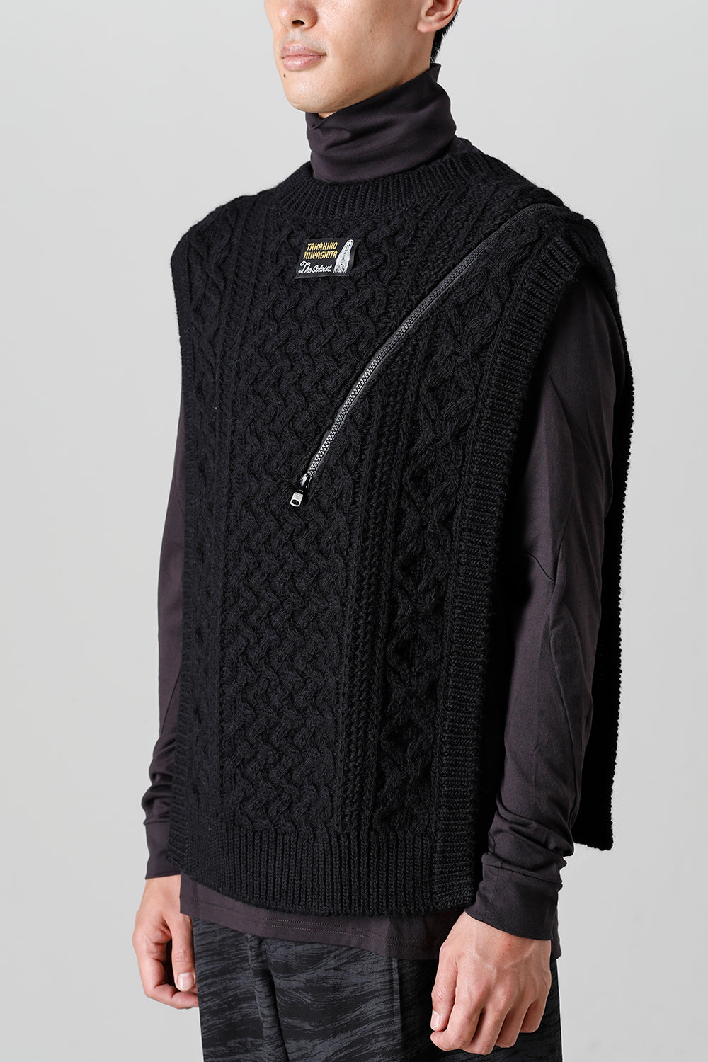 reverse double zip aran pattern vest Black
