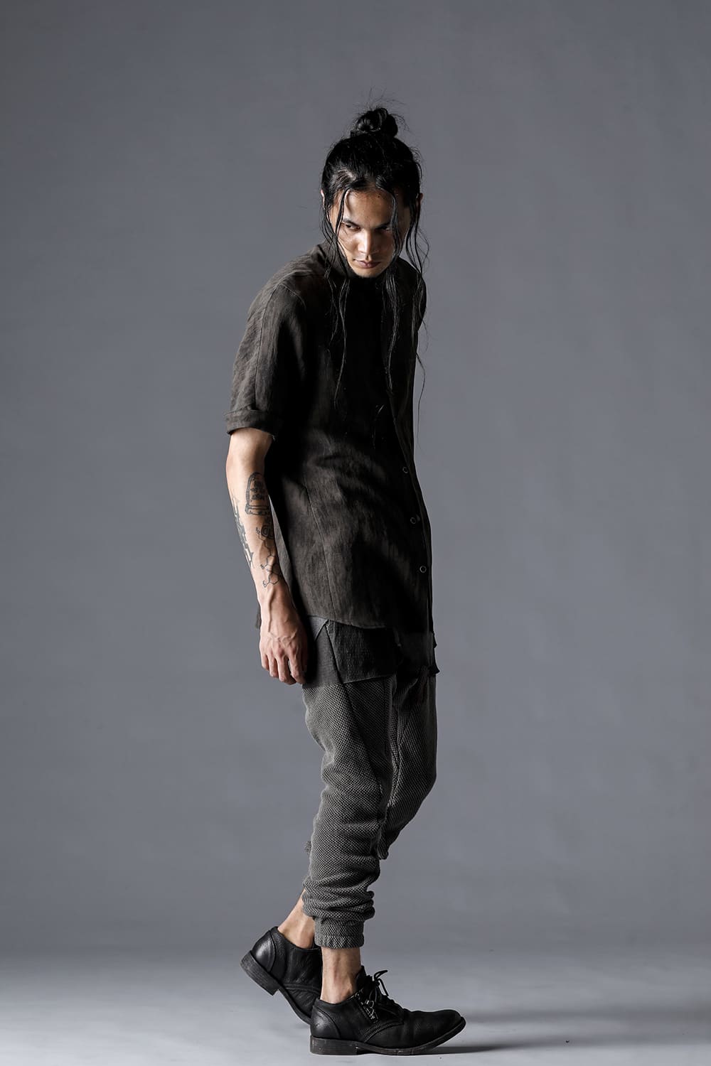 Linen And Rayon Salt Shrink-Dyed Short-Sleeved Banded Collar Shirt Charcoal