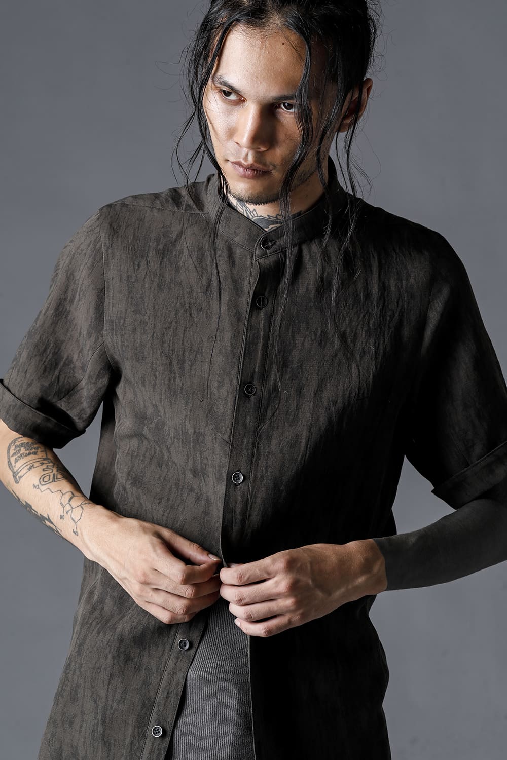Linen And Rayon Salt Shrink-Dyed Short-Sleeved Banded Collar Shirt Charcoal