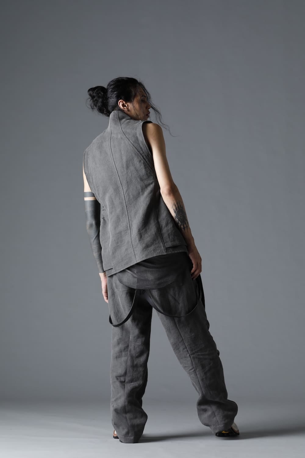 墨染和紙×リネン高密度ツイルベスト  ブラック