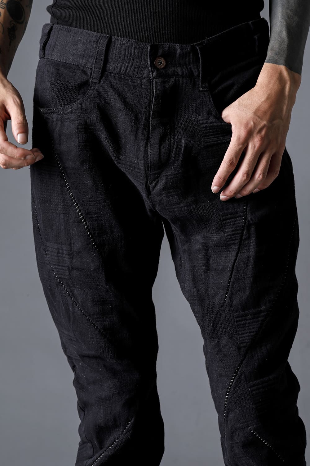 ハイパーストレッチコットンデニムオーバーロックツイストカーブスリムパンツ  チャコール