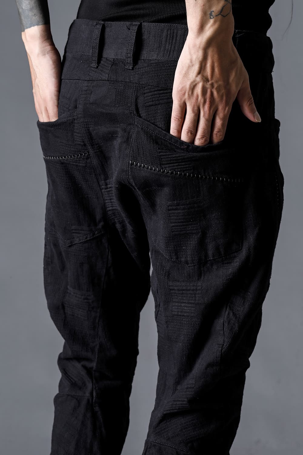 ハイパーストレッチコットンデニムオーバーロックツイストカーブスリムパンツ  チャコール