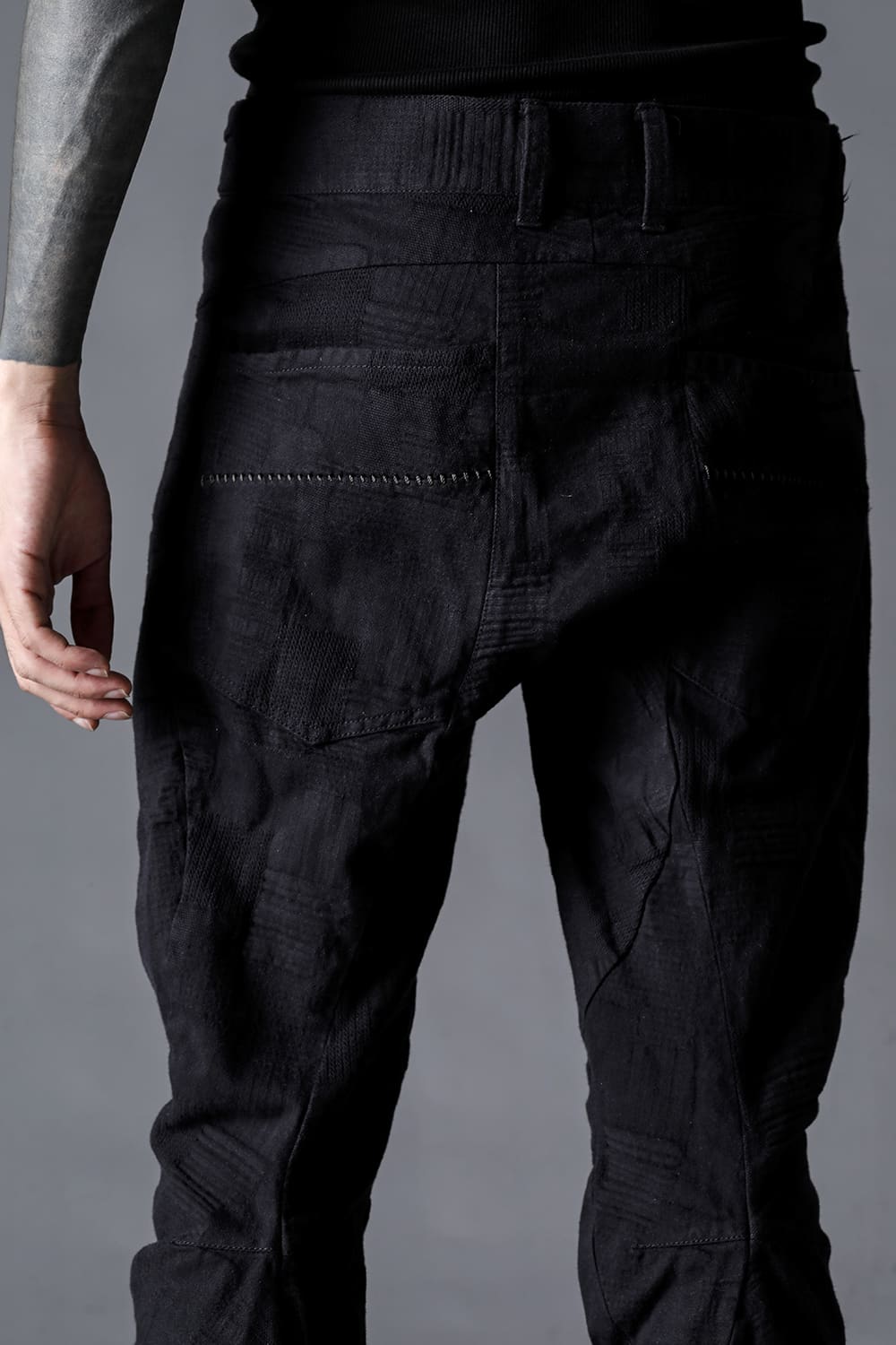 ハイパーストレッチコットンデニムオーバーロックツイストカーブスリムパンツ  チャコール