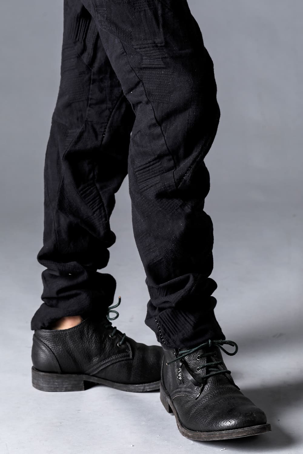 ハイパーストレッチコットンデニムオーバーロックツイストカーブスリムパンツ  チャコール