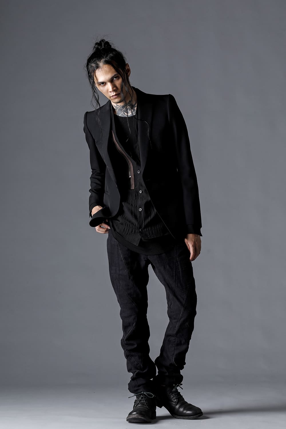 ハイパーストレッチコットンデニムオーバーロックツイストカーブスリムパンツ  チャコール