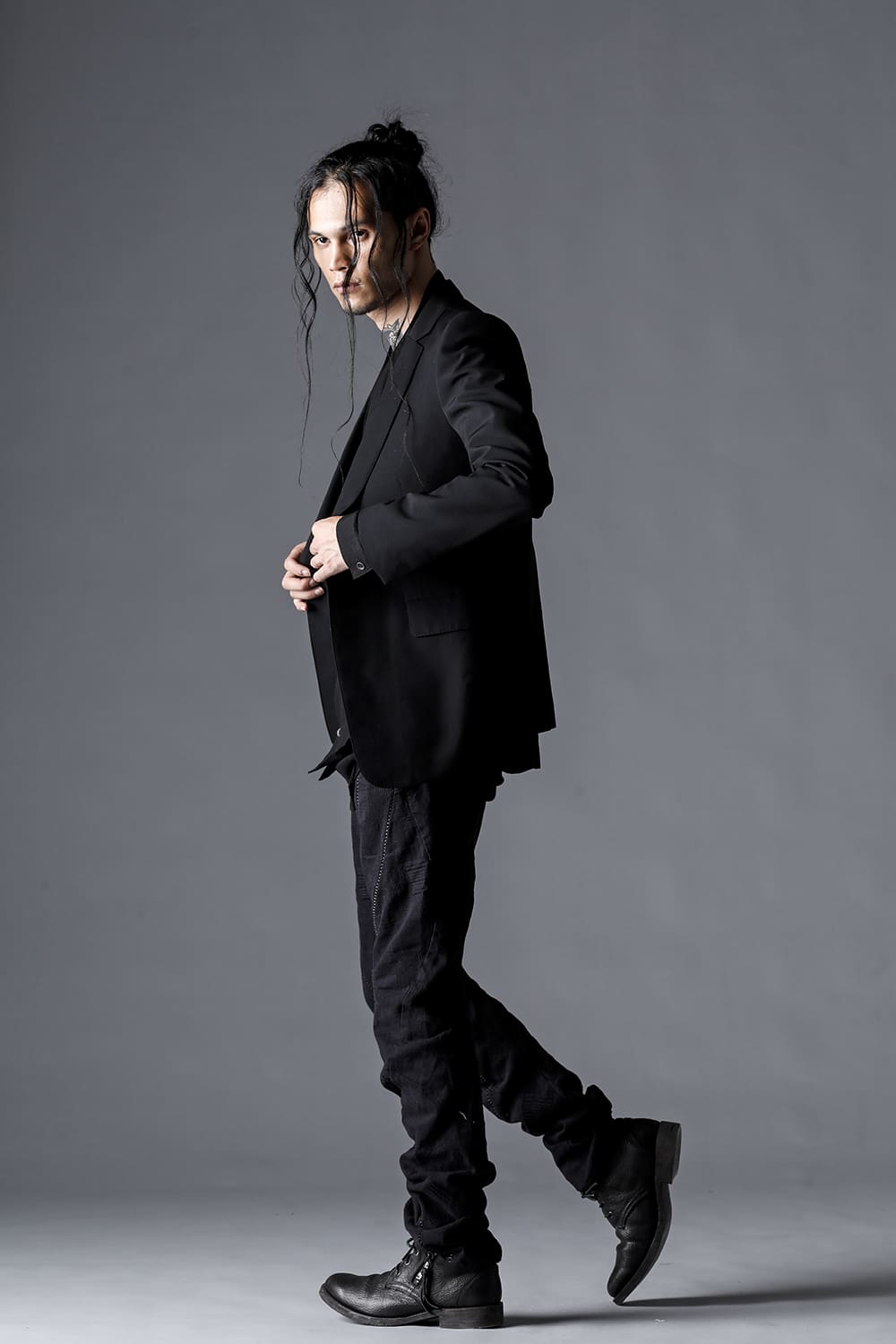 ハイパーストレッチコットンデニムオーバーロックツイストカーブスリムパンツ  チャコール