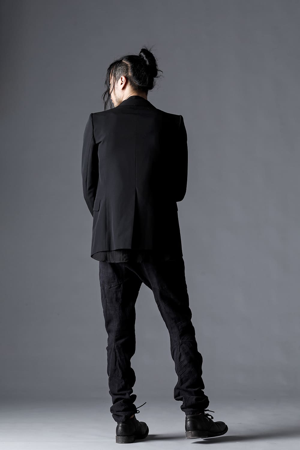 ハイパーストレッチコットンデニムオーバーロックツイストカーブスリムパンツ  チャコール