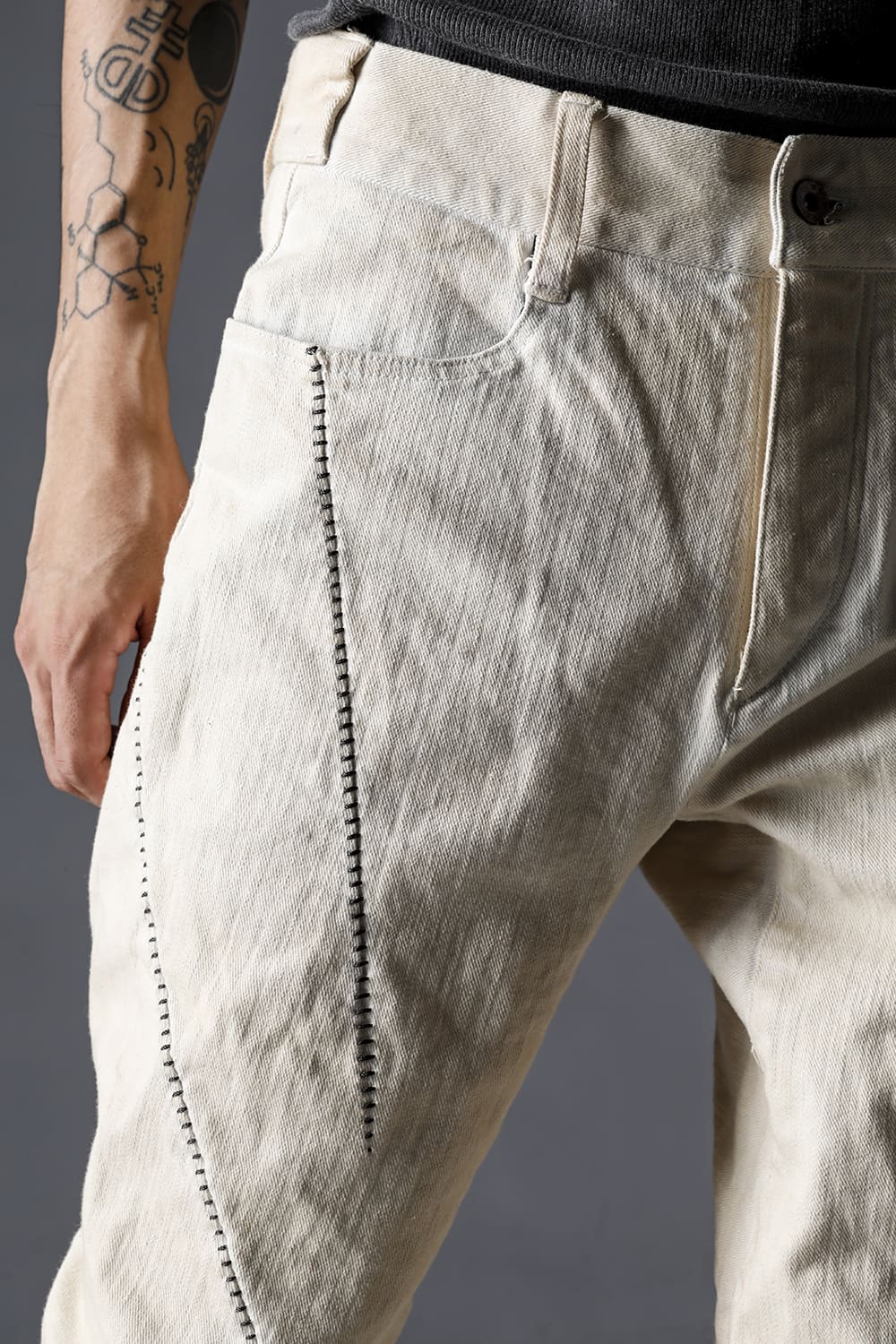 Hyper Stretch Cotton Denim Overlock Twist Curve Slim Trousers  Dusty White