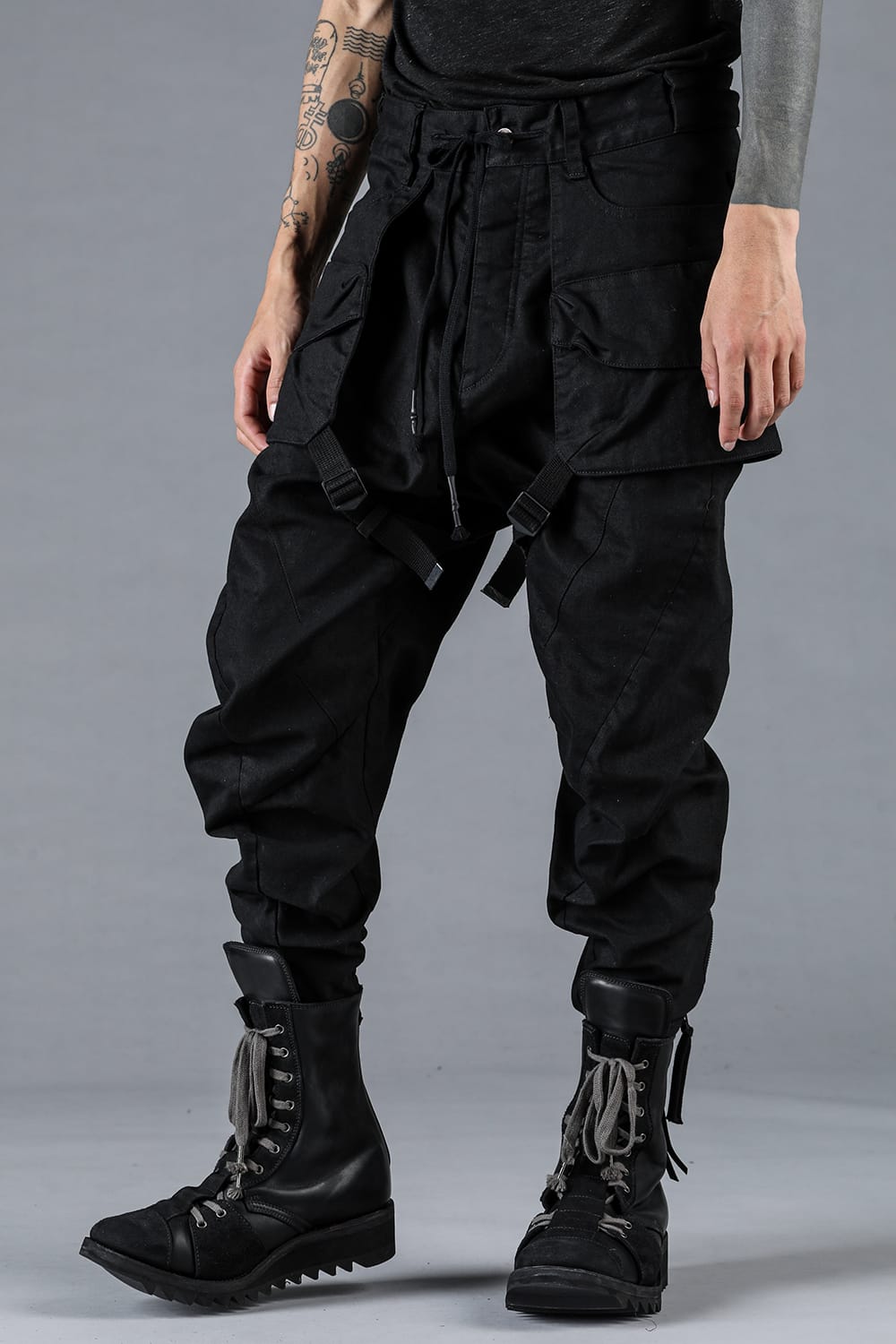 Stretch Denim Hanging Pocket Cropped Pants.