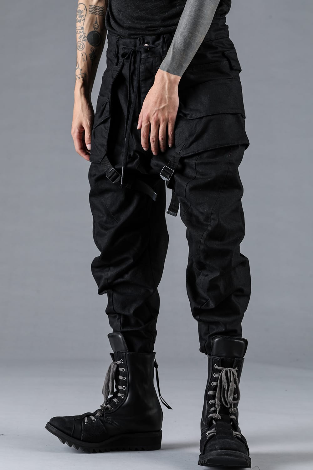 Stretch Denim Hanging Pocket Cropped Pants.