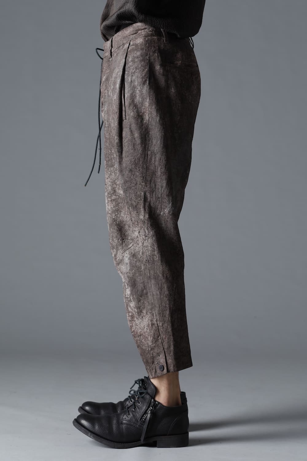 Wood Tannin＆Iron Oxide Dyed Dimple Dobby Tapered Cropped Pants  Charcoal Mix