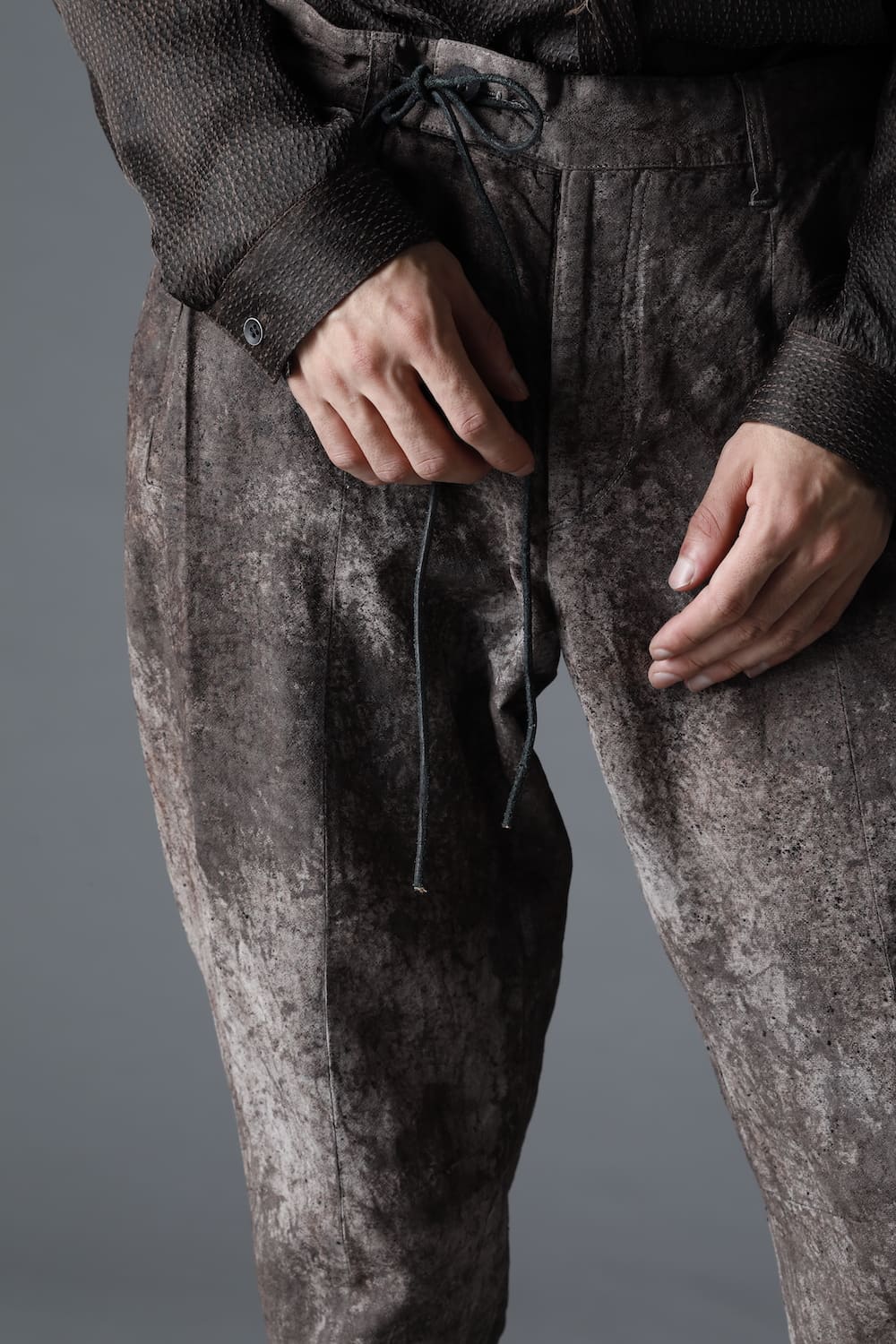 Wood Tannin＆Iron Oxide Dyed Dimple Dobby Tapered Cropped Pants  Charcoal Mix