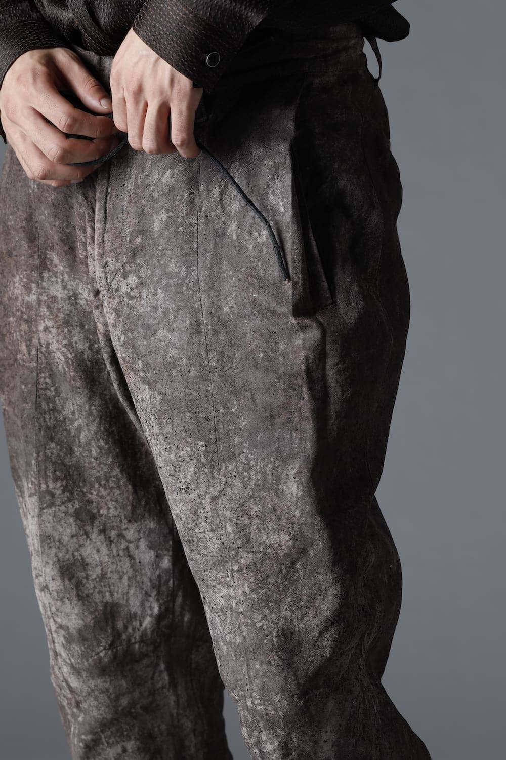 Wood Tannin＆Iron Oxide Dyed Dimple Dobby Tapered Cropped Pants  Charcoal Mix