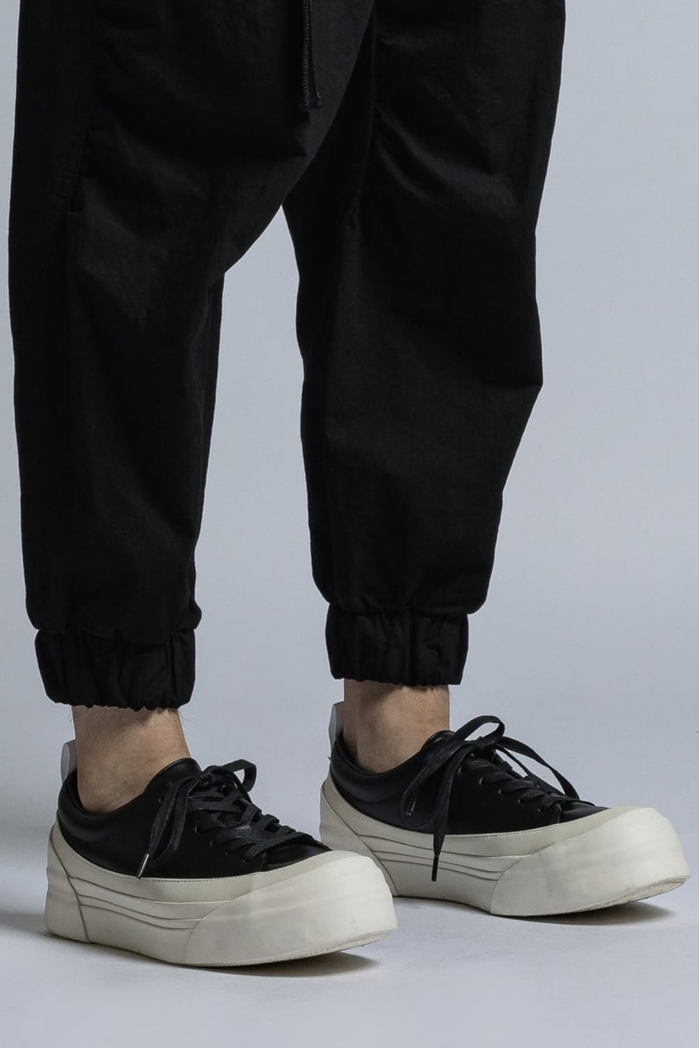 Low Cut Sneakers Black / White