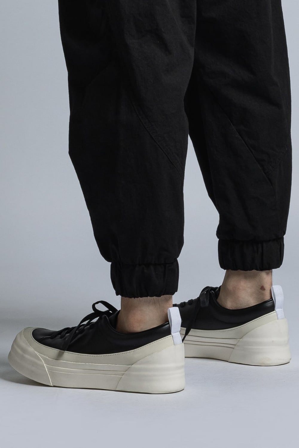 Low Cut Sneakers Black / White