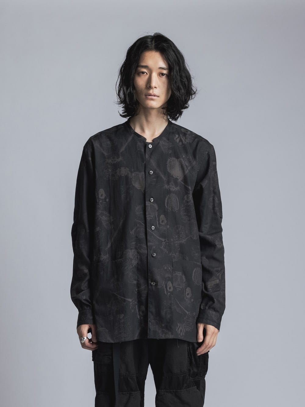 SUZUKO MOMOYAMA Insects Print Band Collar Shirt Black