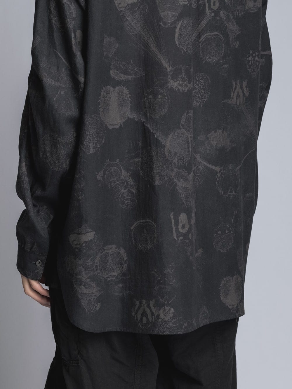 SUZUKO MOMOYAMA Insects Print Band Collar Shirt Black