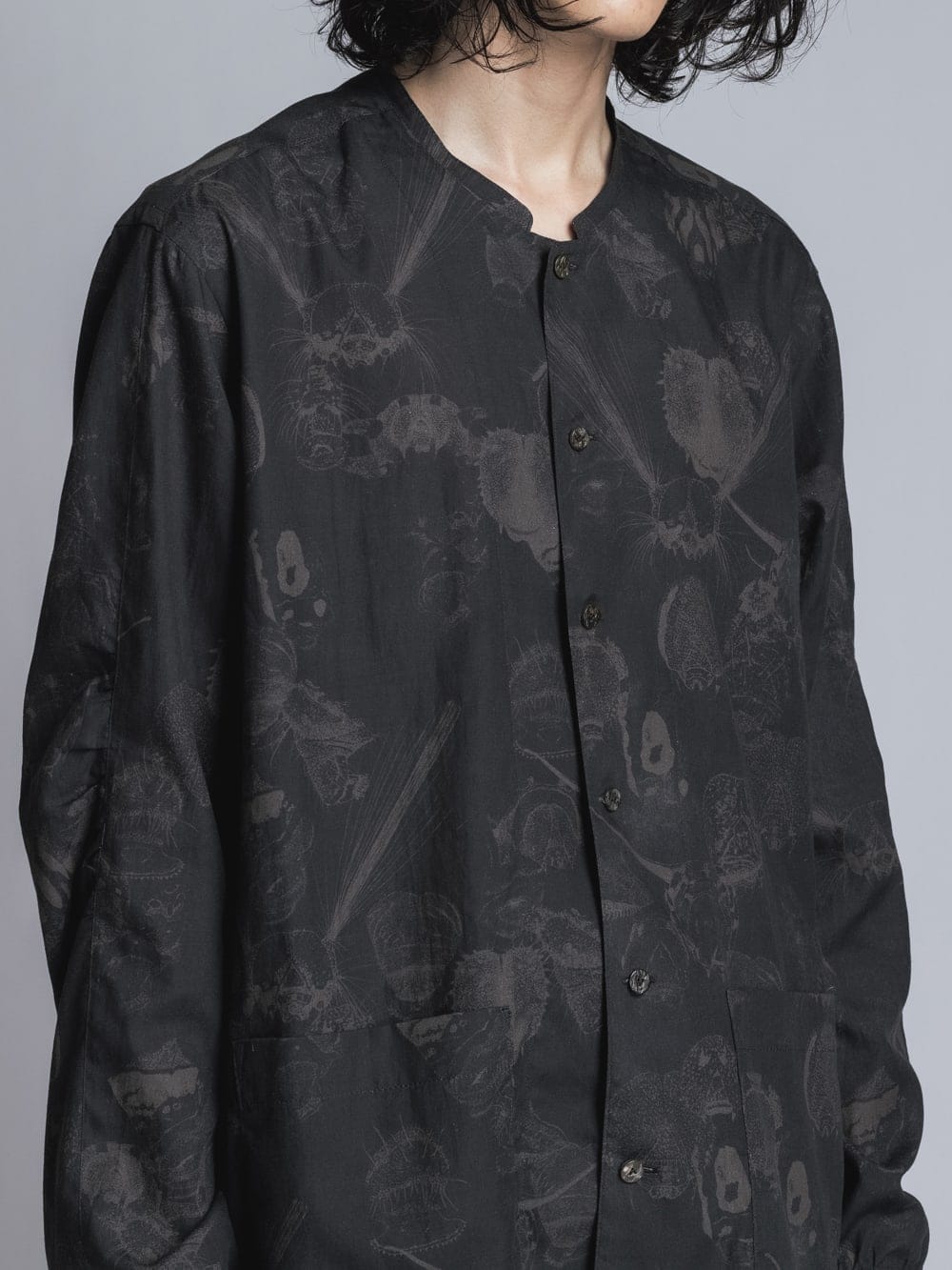 SUZUKO MOMOYAMA Insects Print Band Collar Shirt Black