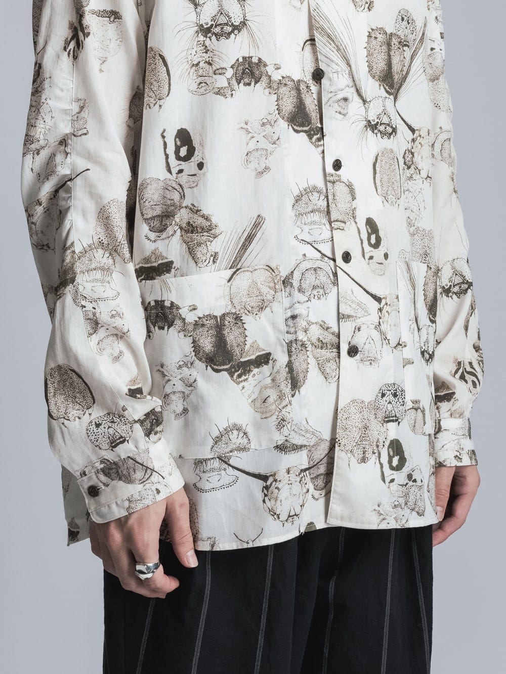 SUZUKO MOMOYAMA Insects Print Band Collar Shirt  Ivory