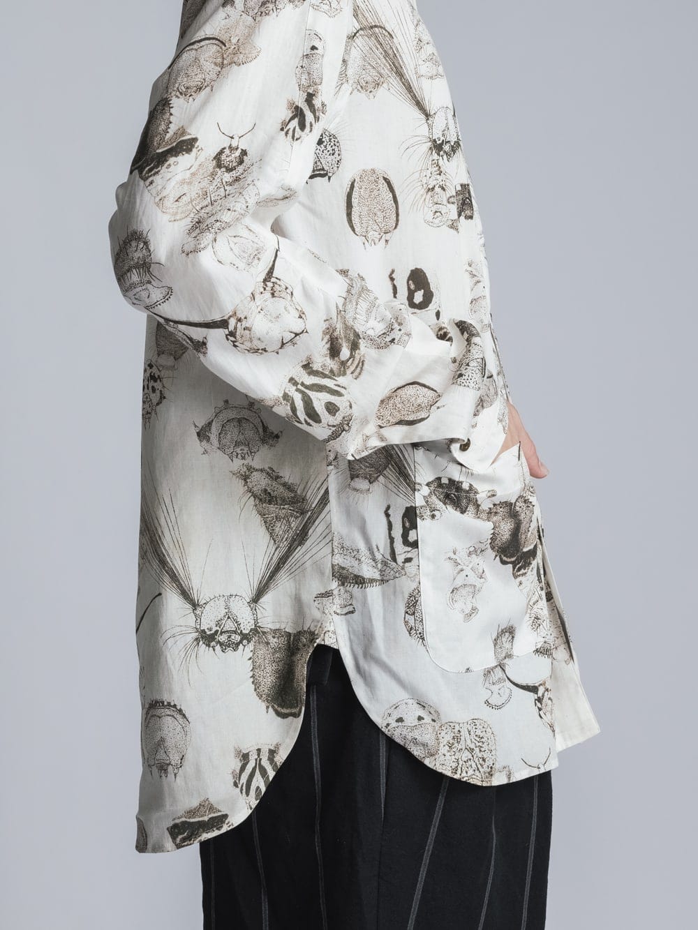 SUZUKO MOMOYAMA Insects Print Band Collar Shirt  Ivory