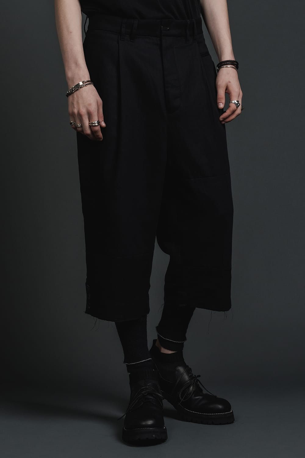 フラグメント クロップド トラウザー ブラック