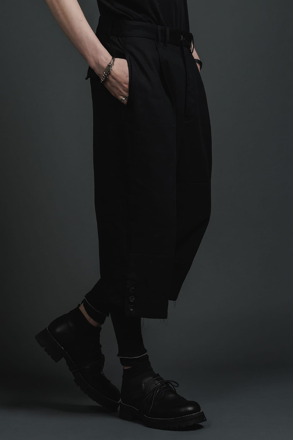 フラグメント クロップド トラウザー ブラック